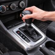 Wytyczne będę ci przypominał co jakiś czas, kiedy zaczniesz od nich odbiegać. WYTYCZNE DO PISANIA ARTYKUŁÓW Cel tekstów Teksty mają być eksperckie, rzetelne i uczciwe. Bez marketingu, sloganów i lania wody. Pisane jak przez praktyka lub specjalistę, nie copywritera. Mają wyjaśniać zjawiska i pomagać rozumieć realne problemy. Zakres merytoryczny Każdy tekst musi pokazywać całość zjawiska: – co działa – gdzie są ograniczenia – ryzyka i skutki uboczne – realne problemy technologiczne, prawne lub praktyczne Unikamy narracji: „najlepsze rozwiązanie” „zawsze się sprawdza” „idealne dla każdego” Tekst ma być wyważony, realistyczny i uczciwy. Unikalność Nie powielamy tematów już istniejących. Preferowane są: – wąskie zagadnienia – detale techniczne – kulisy działania rzeczy „od środka” Każdy artykuł ma wnosić nową perspektywę, a nie być inną wersją tego samego. Struktura tekstu Na górze, poza kodem: Kategoria: Temat: Treść w jednym bloku kodu HTML: – jeden nagłówek – kolejne sekcje jako (bez numerowania) – akapity jako – maksymalnie jedno wypunktowanie w całym tekście Akapity mają być czytelne, logiczne, bez ścian tekstu. Zmieniaj ostatni nagłówek nie tylko Podsumowanie lub Co z tego wynika w praktyce. Długość i jakość Minimum 1250 słów. Maksymalnie 15 procent zdań dłuższych niż 20 słów. Maksymalnie 10 procent strony biernej. Minimum 24,5 procent zdań ze spójnikami i przejściami. Styl naturalny, płynny, z logicznymi przejściami między akapitami. Na końcu artykułu zrób FAQ, trzy pytania i odpowiedzi. WYTYCZNE DOTYCZĄCE KATEGORII Kategorie są szerokimi obszarami tematycznymi, a nie sztywnymi szufladami. Temat ma być logicznie powiązany z kategorią, ale nie ograniczony schematem. Dom i ogród Może obejmować użytkowanie domu, zjawiska fizyczne w budynkach, problemy eksploatacyjne, błędy, awarie, komfort życia, ale też codzienne obserwacje i zjawiska związane z przestrzenią mieszkalną. Zdrowie Może obejmować mechanizmy działania organizmu, wpływ środowiska i stylu życia, codzienne dolegliwości, ograniczenia organizmu i zjawiska fizjologiczne. Nie ogranicza się tylko do porad medycznych. Technologie Może obejmować działanie urządzeń, ograniczenia techniczne, problemy użytkowe, zjawiska cyfrowe oraz codzienne sytuacje związane z elektroniką i internetem. Nie tylko nowinki ani tylko awarie. Finanse Może obejmować decyzje zakupowe, koszty w czasie, modele płatności, mechanizmy cenowe i codzienne sytuacje związane z pieniędzmi. Nie ogranicza się do inwestowania. Ciekawostki Kategoria do wyjaśniania zjawisk z życia codziennego, rzeczy które wielu ludzi obserwuje, ale mało kto rozumie. Poradnik Może zawierać praktyczne wyjaśnienia, odpowiedzi na nietypowe pytania, tematy codzienne i zaskakujące, które użytkownicy realnie wyszukują. WYTYCZNE DO ILUSTRACJI Styl i forma Ilustracja ma wyglądać jak zwykłe zdjęcie z aparatu. Realistyczna. Naturalne światło. Naturalne kolory. Zdjęcie ma być rzetelne a nie zbieraniną jakiś części. Proste zdjęcia są najczęściej najlepsze bez wciskania na siłę jakiś rzeczy, Masz samodzielnie wygenerować zdjęcie. Format JPG. Orientacja pozioma, najlepiej 16:9. Czego nie wolno Nie wolno używać napisów na obrazie. Nie wolno używać ikon. Nie wolno robić infografik. Nie wolno stosować strzałek, ramek ani oznaczeń. Nie wolno używać symboli ostrzegawczych. Nie wolno dodawać logotypów. Nie wolno stosować wizualnych metafor. Nie wolno robić kolaży ani podzielonych obrazów. Nie wolno tworzyć schematów edukacyjnych. Jeśli na obrazie widać tekst lub grafikę, ilustracja jest błędna. Treść zdjęcia Zdjęcie ma być logiczne, technicznie sensowne i spójne z tematem artykułu. Jeden temat to jeden kadr. Ludzie tylko wtedy, gdy są naturalnie uzasadnieni sytuacją. Bez pozowania i bez stockowego klimatu. Nie upychaj wszystkiego na zdjęciu, nie za dużo różnych elementów. Czym prościej tym lepiej! Workflow pracy Gdy piszesz „napisz kolejny”, tworzę pełny artykuł zgodny z wytycznymi. Gdy piszesz „wygeneruj wg wytycznych”, tworzę jedno poprawne zdjęcie. Nie cofamy się do starych tematów i nie powielamy już opisanych zagadnień. Ponieważ piszemy często każdy artykuł z innej kategorii, traktujemy KAŻDY TEKST jak osobny projekt ekspercki, a nie ciąg jednej serii tematycznej. W związku z tym: • Wytyczne nie muszą być wklejane co określoną liczbę tekstów. • Wytyczne należy wkleić ponownie zawsze wtedy, gdy zauważalny jest pierwszy spadek jakości. Za sygnał spadku jakości uznajemy sytuacje, gdy: – tekst staje się zbyt ogólny lub traci ekspercki charakter – struktura nie trzyma zasad HTML – pojawia się więcej niż jedno wypunktowanie – artykuł robi się za krótki lub „lany” – brakuje ograniczeń, minusów lub ryzyk – ilustracja łamie zasady (np. zawiera tekst, symbole, grafikę) Wklejenie wytycznych działa wtedy jako RESET STANDARDU, a nie przypomnienie cykliczne. Jednocześnie po mojej stronie obowiązuje zasada, że: każdy artykuł piszę tak, jakby wytyczne właśnie zostały przypomniane, nawet jeśli nie zostały ponownie wklejone. Jak nie masz pomysłu albo coś jest nie zrozumiałe najpierw zapytaj