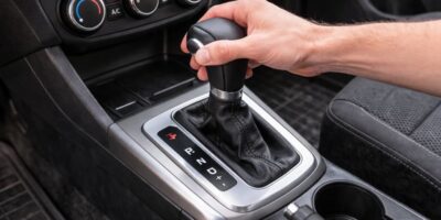 Wytyczne będę ci przypominał co jakiś czas, kiedy zaczniesz od nich odbiegać. WYTYCZNE DO PISANIA ARTYKUŁÓW Cel tekstów Teksty mają być eksperckie, rzetelne i uczciwe. Bez marketingu, sloganów i lania wody. Pisane jak przez praktyka lub specjalistę, nie copywritera. Mają wyjaśniać zjawiska i pomagać rozumieć realne problemy. Zakres merytoryczny Każdy tekst musi pokazywać całość zjawiska: – co działa – gdzie są ograniczenia – ryzyka i skutki uboczne – realne problemy technologiczne, prawne lub praktyczne Unikamy narracji: „najlepsze rozwiązanie” „zawsze się sprawdza” „idealne dla każdego” Tekst ma być wyważony, realistyczny i uczciwy. Unikalność Nie powielamy tematów już istniejących. Preferowane są: – wąskie zagadnienia – detale techniczne – kulisy działania rzeczy „od środka” Każdy artykuł ma wnosić nową perspektywę, a nie być inną wersją tego samego. Struktura tekstu Na górze, poza kodem: Kategoria: Temat: Treść w jednym bloku kodu HTML: – jeden nagłówek – kolejne sekcje jako (bez numerowania) – akapity jako – maksymalnie jedno wypunktowanie w całym tekście Akapity mają być czytelne, logiczne, bez ścian tekstu. Zmieniaj ostatni nagłówek nie tylko Podsumowanie lub Co z tego wynika w praktyce. Długość i jakość Minimum 1250 słów. Maksymalnie 15 procent zdań dłuższych niż 20 słów. Maksymalnie 10 procent strony biernej. Minimum 24,5 procent zdań ze spójnikami i przejściami. Styl naturalny, płynny, z logicznymi przejściami między akapitami. Na końcu artykułu zrób FAQ, trzy pytania i odpowiedzi. WYTYCZNE DOTYCZĄCE KATEGORII Kategorie są szerokimi obszarami tematycznymi, a nie sztywnymi szufladami. Temat ma być logicznie powiązany z kategorią, ale nie ograniczony schematem. Dom i ogród Może obejmować użytkowanie domu, zjawiska fizyczne w budynkach, problemy eksploatacyjne, błędy, awarie, komfort życia, ale też codzienne obserwacje i zjawiska związane z przestrzenią mieszkalną. Zdrowie Może obejmować mechanizmy działania organizmu, wpływ środowiska i stylu życia, codzienne dolegliwości, ograniczenia organizmu i zjawiska fizjologiczne. Nie ogranicza się tylko do porad medycznych. Technologie Może obejmować działanie urządzeń, ograniczenia techniczne, problemy użytkowe, zjawiska cyfrowe oraz codzienne sytuacje związane z elektroniką i internetem. Nie tylko nowinki ani tylko awarie. Finanse Może obejmować decyzje zakupowe, koszty w czasie, modele płatności, mechanizmy cenowe i codzienne sytuacje związane z pieniędzmi. Nie ogranicza się do inwestowania. Ciekawostki Kategoria do wyjaśniania zjawisk z życia codziennego, rzeczy które wielu ludzi obserwuje, ale mało kto rozumie. Poradnik Może zawierać praktyczne wyjaśnienia, odpowiedzi na nietypowe pytania, tematy codzienne i zaskakujące, które użytkownicy realnie wyszukują. WYTYCZNE DO ILUSTRACJI Styl i forma Ilustracja ma wyglądać jak zwykłe zdjęcie z aparatu. Realistyczna. Naturalne światło. Naturalne kolory. Zdjęcie ma być rzetelne a nie zbieraniną jakiś części. Proste zdjęcia są najczęściej najlepsze bez wciskania na siłę jakiś rzeczy, Masz samodzielnie wygenerować zdjęcie. Format JPG. Orientacja pozioma, najlepiej 16:9. Czego nie wolno Nie wolno używać napisów na obrazie. Nie wolno używać ikon. Nie wolno robić infografik. Nie wolno stosować strzałek, ramek ani oznaczeń. Nie wolno używać symboli ostrzegawczych. Nie wolno dodawać logotypów. Nie wolno stosować wizualnych metafor. Nie wolno robić kolaży ani podzielonych obrazów. Nie wolno tworzyć schematów edukacyjnych. Jeśli na obrazie widać tekst lub grafikę, ilustracja jest błędna. Treść zdjęcia Zdjęcie ma być logiczne, technicznie sensowne i spójne z tematem artykułu. Jeden temat to jeden kadr. Ludzie tylko wtedy, gdy są naturalnie uzasadnieni sytuacją. Bez pozowania i bez stockowego klimatu. Nie upychaj wszystkiego na zdjęciu, nie za dużo różnych elementów. Czym prościej tym lepiej! Workflow pracy Gdy piszesz „napisz kolejny”, tworzę pełny artykuł zgodny z wytycznymi. Gdy piszesz „wygeneruj wg wytycznych”, tworzę jedno poprawne zdjęcie. Nie cofamy się do starych tematów i nie powielamy już opisanych zagadnień. Ponieważ piszemy często każdy artykuł z innej kategorii, traktujemy KAŻDY TEKST jak osobny projekt ekspercki, a nie ciąg jednej serii tematycznej. W związku z tym: • Wytyczne nie muszą być wklejane co określoną liczbę tekstów. • Wytyczne należy wkleić ponownie zawsze wtedy, gdy zauważalny jest pierwszy spadek jakości. Za sygnał spadku jakości uznajemy sytuacje, gdy: – tekst staje się zbyt ogólny lub traci ekspercki charakter – struktura nie trzyma zasad HTML – pojawia się więcej niż jedno wypunktowanie – artykuł robi się za krótki lub „lany” – brakuje ograniczeń, minusów lub ryzyk – ilustracja łamie zasady (np. zawiera tekst, symbole, grafikę) Wklejenie wytycznych działa wtedy jako RESET STANDARDU, a nie przypomnienie cykliczne. Jednocześnie po mojej stronie obowiązuje zasada, że: każdy artykuł piszę tak, jakby wytyczne właśnie zostały przypomniane, nawet jeśli nie zostały ponownie wklejone. Jak nie masz pomysłu albo coś jest nie zrozumiałe najpierw zapytaj